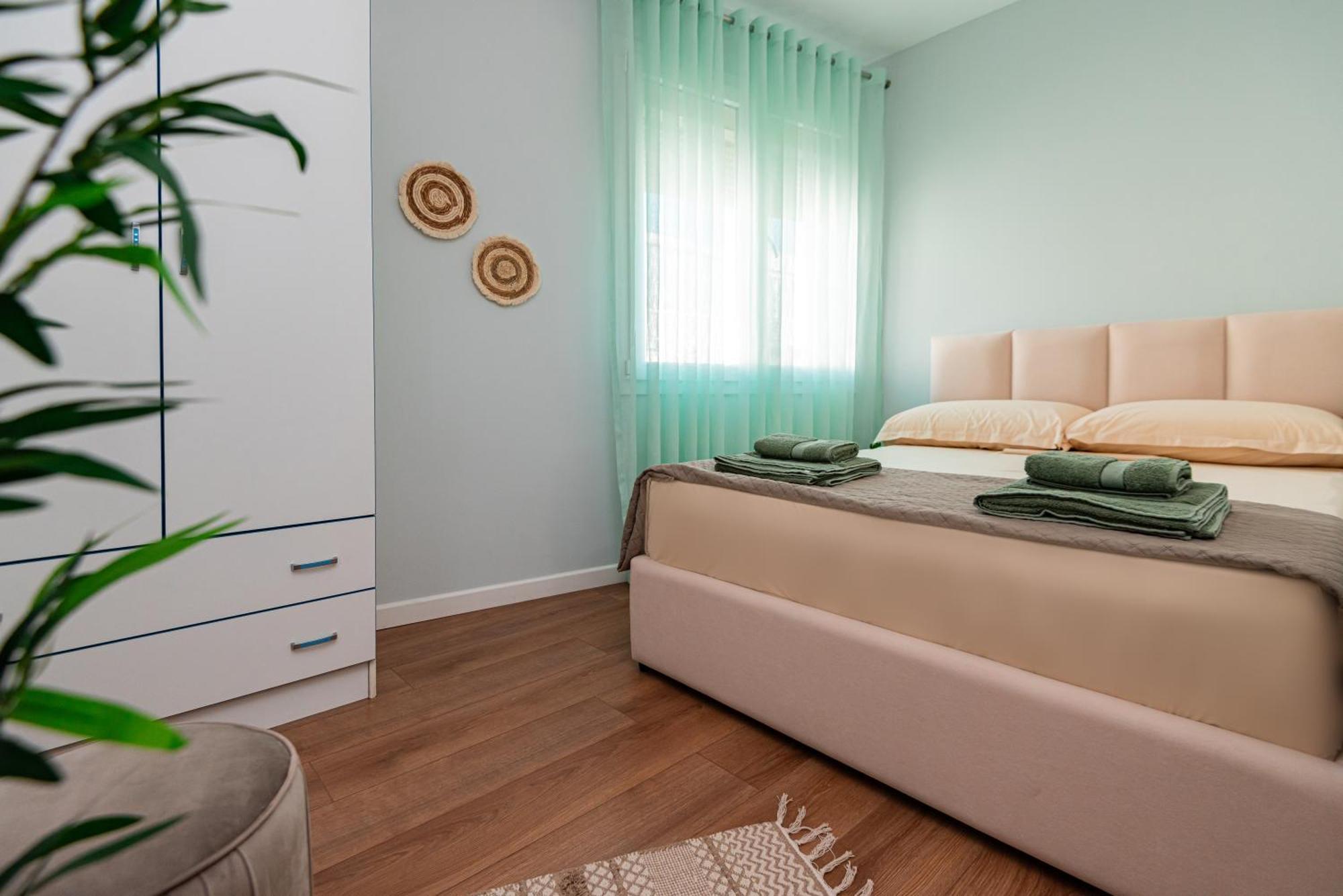 Vivi'S Seaside Apartment Durres Bagian luar foto