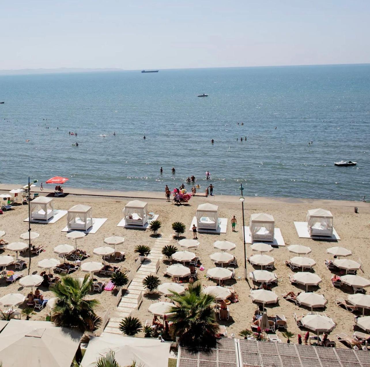 Vivi'S Seaside Apartment Durres Bagian luar foto