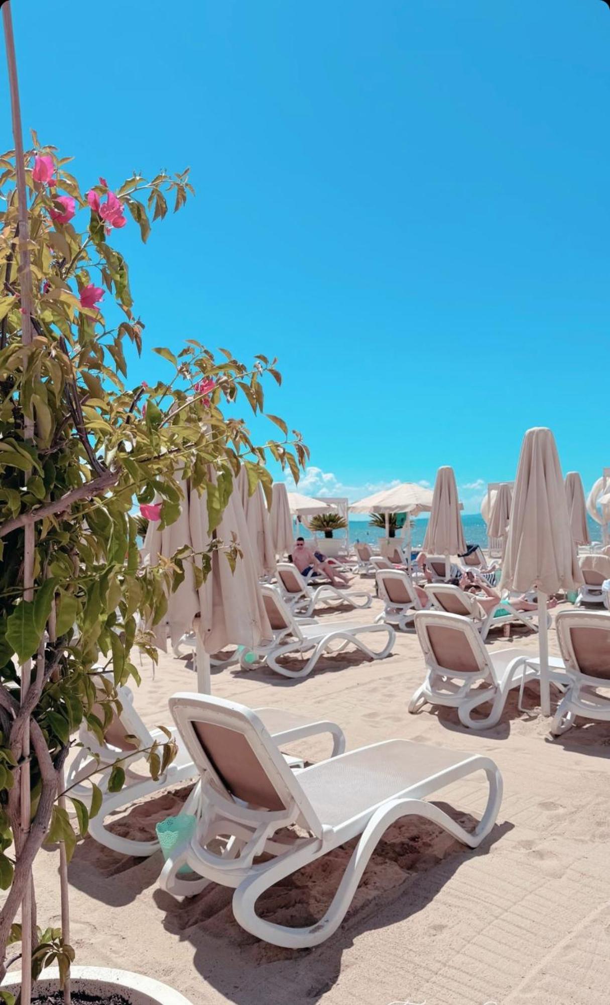 Vivi'S Seaside Apartment Durres Bagian luar foto